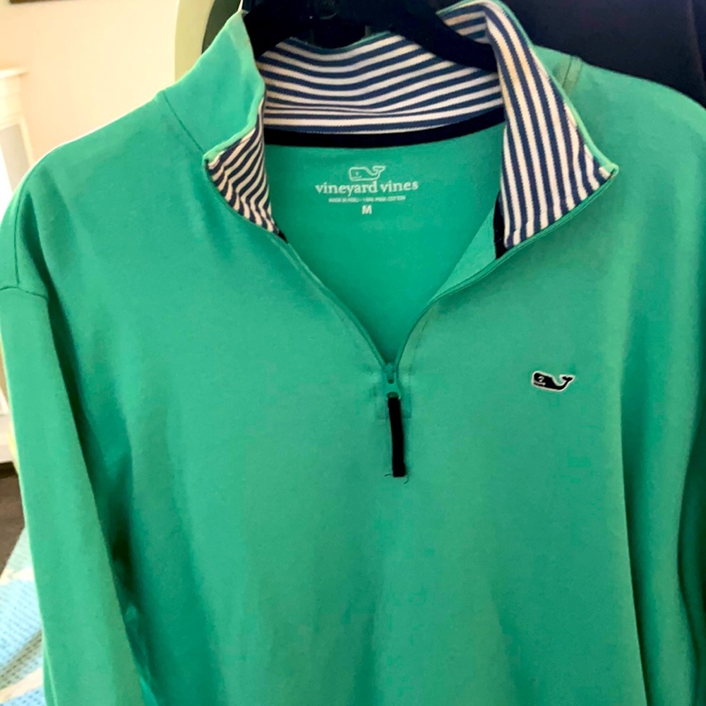 Mens Vineyard vines pullover- terrific shape.